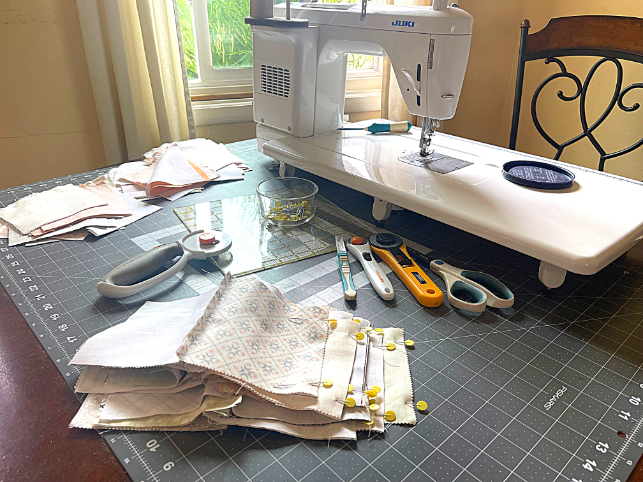 Easy quilt patterns - table with sewing machine, fabric and notions