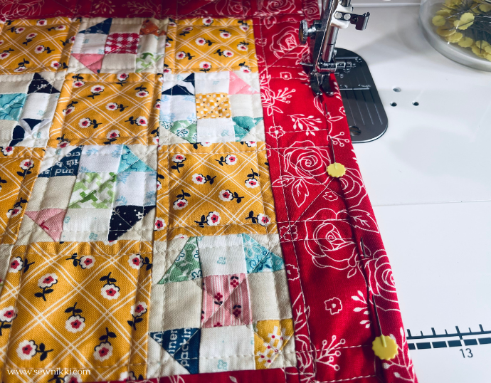 Sew Nikki - how to bind a quilt on sewing machine with single fold binding