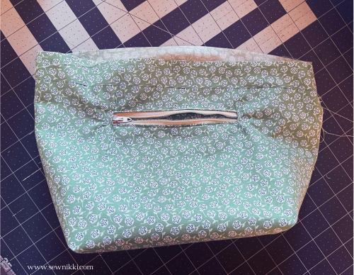 how to sew a handbag - lining done with zippered pocket
