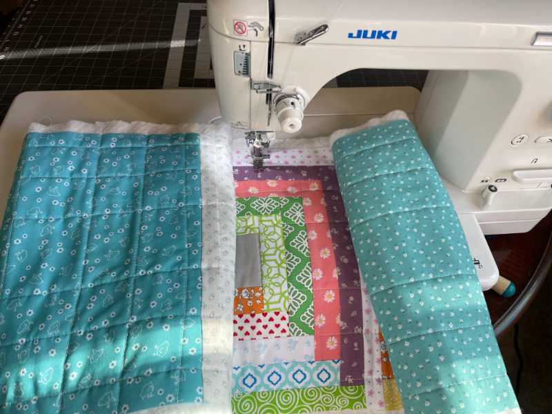 Machine quilting with walking foot on domestic sewing machine, free log cabin quilt pattern by Sew Nikki.
