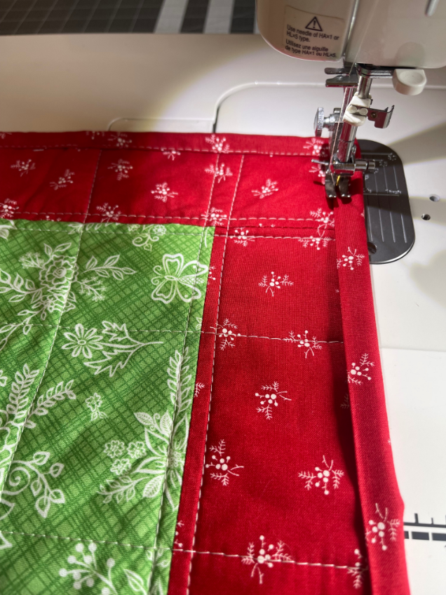 Adding binding to quilt with sewing machine - how to miter corners.