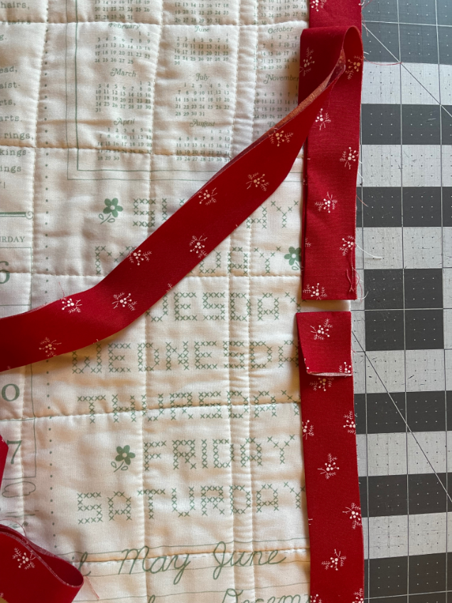 How to sew a binding on a quilt - how to join ends by Sew Nikki.