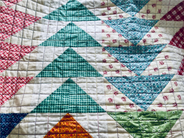 Grid machine quilting pattern on Flight quilt by Sew Nikki.