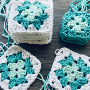 Granny square instructions for table runner pattern by Sew Nikki