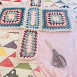 Adding lining to the granny handbag by Sew Nikki.