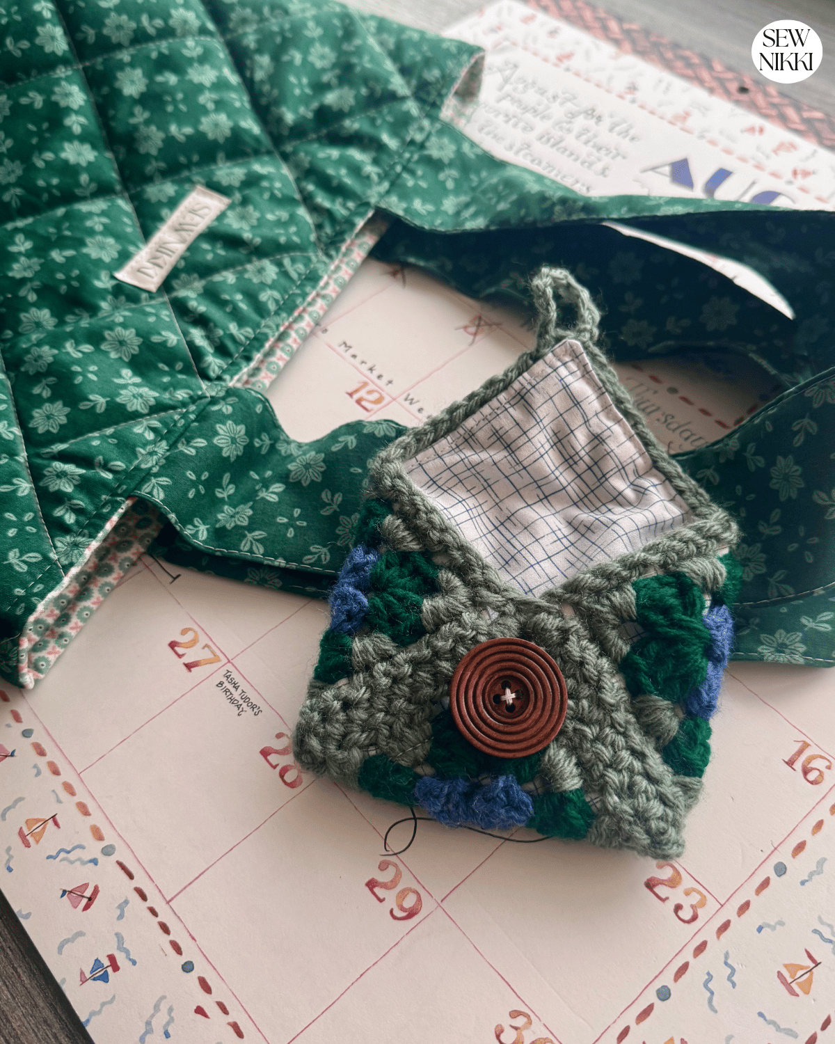 Finished granny square wallet with quilting dark green tote bag by Sew Nikki.