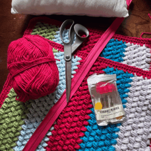 Crochet tutorial and pattern for how to crochet a pillow with zipper by Sew Nikki