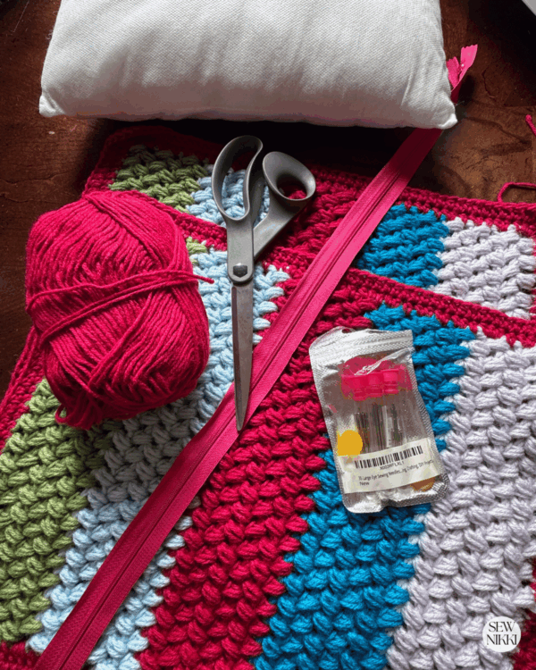 Crochet tutorial and pattern for how to crochet a pillow with zipper by Sew Nikki