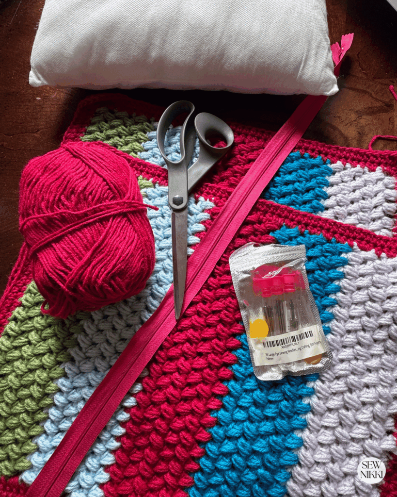 Crochet tutorial and pattern for how to crochet a pillow with zipper by Sew Nikki