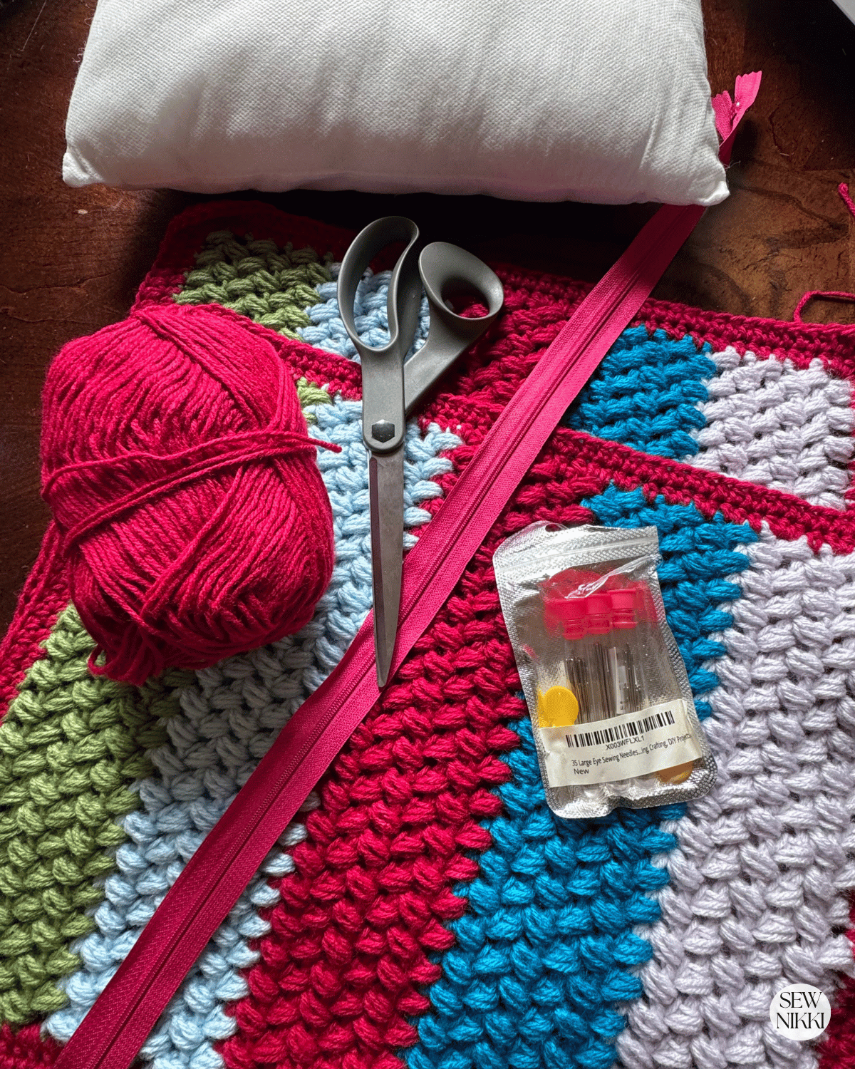 Crochet tutorial and pattern for how to crochet a pillow with zipper by Sew Nikki