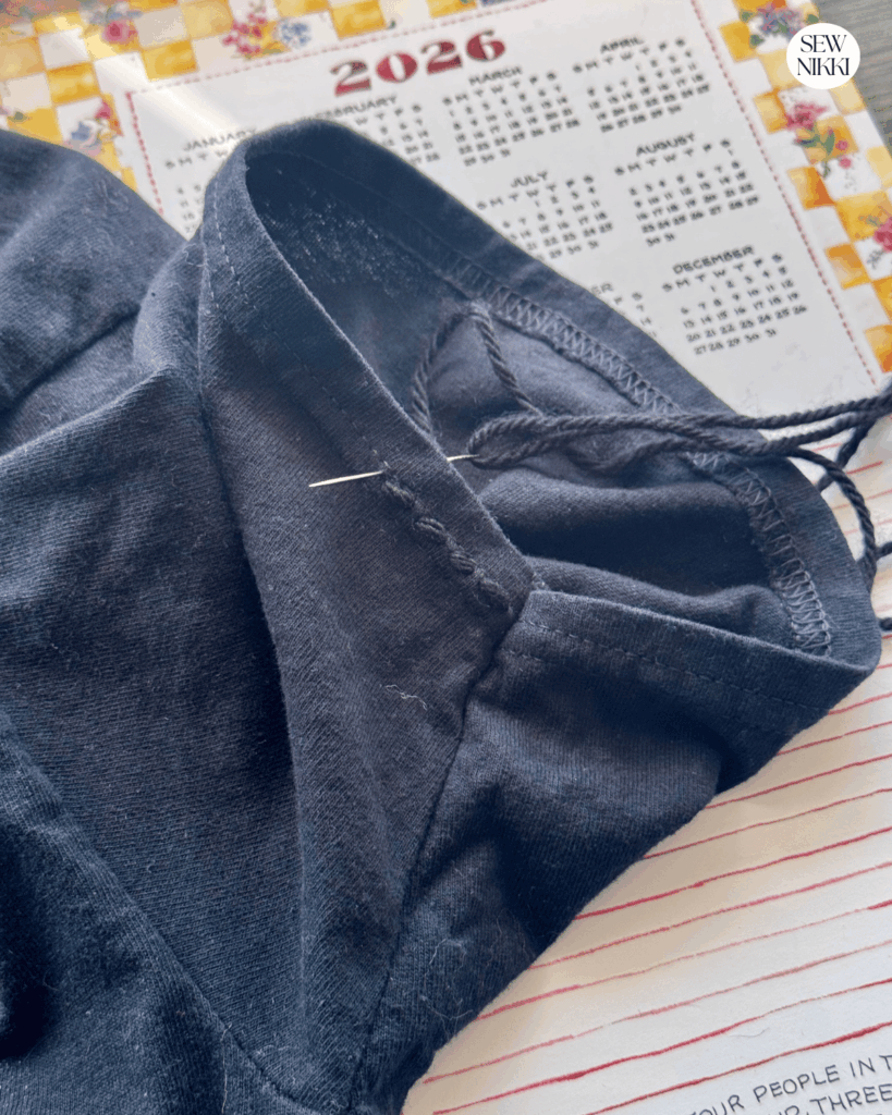 Stitching a foundation round using a sewing needle and yarn as the base to the crochet sleeves pattern by Sew Nikki