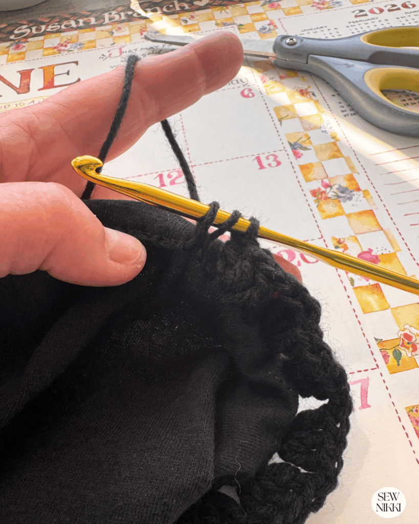 Working of the front side of t-shirt, insert crochet hook into every foundation stitch and make a granny cluster by Sew Nikki